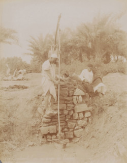 Two unknown men at a water pump, Elévation de l'eau au moyen du Chadou, photograph, number: '646',