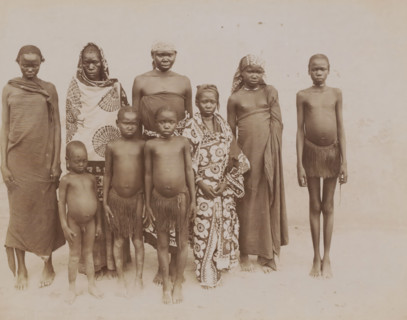 Femmes et enfants des regions equitoriales, Group portrait of nine unknown women and children from