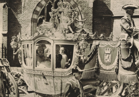 On the way to the Groote Kerk, for the baptism of Princess Beatrix, photograph, postcard,