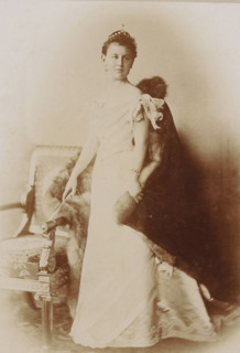 Portrait of Queen Wilhelmina, cabinet photograph, stamp: 'GEBR. DOUWES, ATELIERS, Warmoesstraat 73
