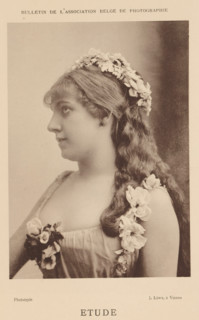 Etude, Portrait of an unknown woman with a flower wreath, page, photomechanical print,