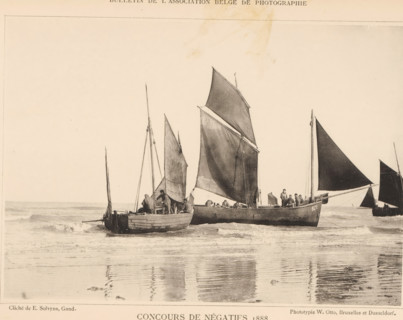 Fishing boats in the surf, De Panne, page, photomechanical print, inscription: 'Concours de