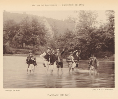 Passage du Gué, Group of men in the river Lesse, page, photomechanical print, inscription: 'Section