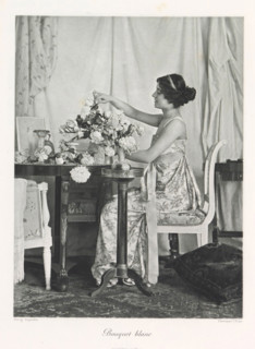 Flower arranging woman in an interior, Bouquet blanc, page, photomechanical print, photographer: