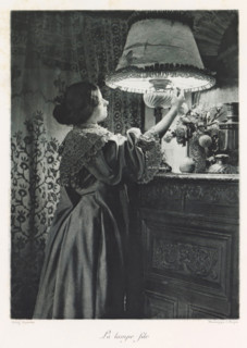 Woman turns on a lamp, La lampe file, page, photomechanical print, photographer: Constant Puyo,