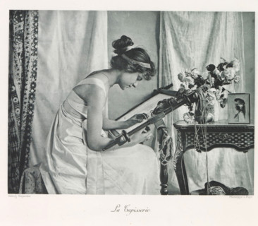 La tapisserie, Weaving woman in an interior, page, photomechanical print, photographer: Constant