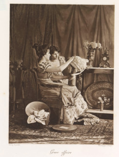 Grave affair, Two women look at a hat in an interior, page, photomechanical print, photographer: