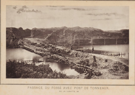 Passage du fossé avec pont de tonneaux de la lunette 52, View of a passage through a fortress and a