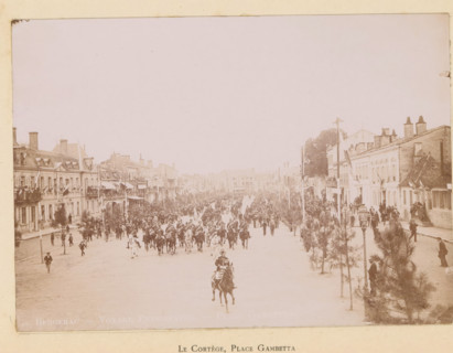 Le cortège, Place Gambetta, Bergerac- Voyage presidentiel- Place Gambetta, View of the entry of