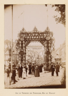 View of a triumphal arch in the Rue du Marché in Bergerac in honor of the entry of President Félix
