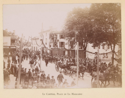 Le cortège, Place de la Madeleine, Bergerac- Voyage presidentialiel- Eaubourg de la Madeleine, View