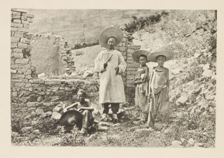 Tour guide Barthélemy and three mule drivers in front of a ruin in China, Barthélemy et les trois