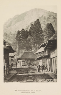 Street in a village in Japan, with a mountain in the background, Le village de Hatta, sur le