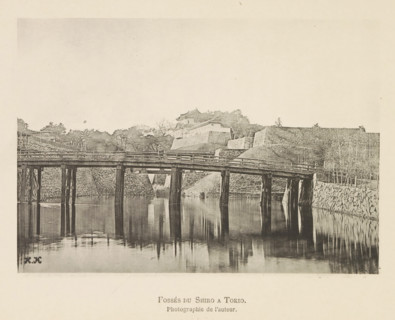 Bridge over a canal in Tokyo, with the Kokyo, Fossés du Shiro a Tokyo in the background, page,