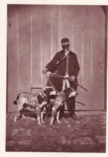 Hunter with the hunting dogs Cruelle and Généraux, page, photomechanical print, photographer: Léon