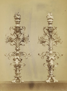 Two candlesticks decorated with leaf motifs and a flame, photograph, page, name: 'Witz & cie Phot.