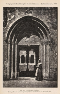 Portal Saint-Trophime, Woman in front of a portal of the Cathédrale Saint-Trophime in Arles, page,