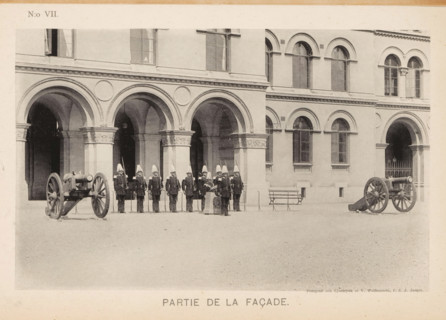 Façade of a barracks of the Svea livgarde in Stockholm with soldiers and cannons in front, Partie