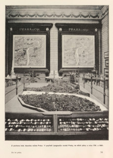 Z pavilonu král. hlavniho mesta Prahy: V popredí Langweiluv model Prahy, na stene plány z roku 1791
