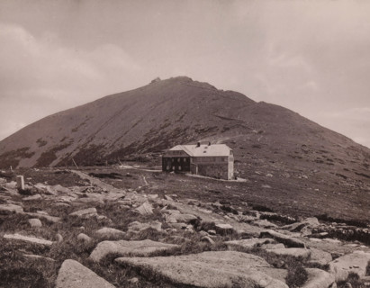 Die Schneekoppe mit der Riesenbaude, View of the Schneekoppe, page, photomechanical print, maker: E