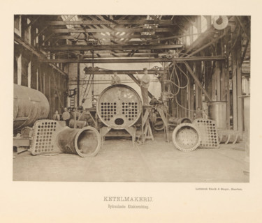 Boilerworks. Hydraulic riveting device, Interior with employees of the boiler shop of the machine