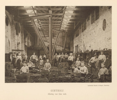 Interior with employees of the foundry of the machine factory of Gebroeders Stork & Co, Foundry.