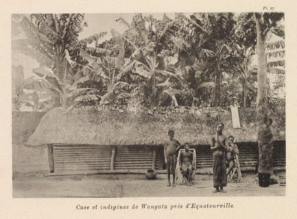 Four residents of Wangata in front of a wooden house, Case et indigènes de Wangata près