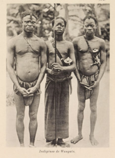 Indigènes de Wangata, Portrait of three men at Wangata, page, photomechanical print, number: 'Pl.