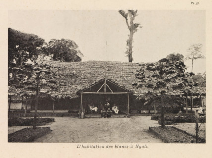 L'habitation des blancs à Ngali, Exterior of a house in Ngali, page, photomechanical print, number: