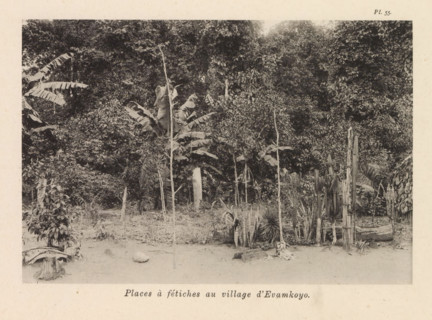 Square in Evamkoyo, Places à fétiches au village d'Evamkoyo, page, photomechanical print, number: