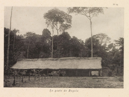 Exterior of the post office in Bogolo, Le poste de Bogolo, page, photomechanical print, number: 'Pl
