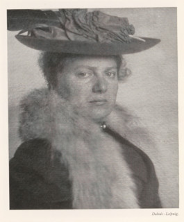 Portrait of an unknown woman, page, photomechanical print, photographer: Dubois, cliché maker: