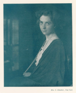 Portrait of an unknown woman with a long pearl necklace, page, photomechanical print, photographer: