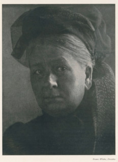 Portrait of an unknown woman, page, photomechanical print, photographer: Bruno Wiehr, cliché maker: