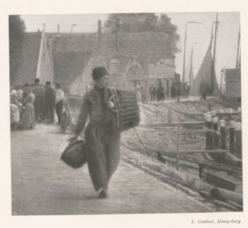 Man with two baskets in hand on a quay, page, photomechanical print, photographer: Elias Gottheil,