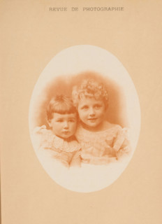 Portrait of two young unknown children, page, photomechanical print, inscription: 'Revue de