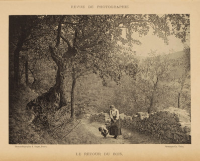 Le redactie du bois, Two unknown young women on a path near a forest, page, photomechanical print,