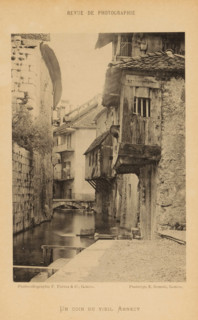 Un coin du vieil Annecy, View of a street on a water in Annecy, page, photomechanical print, maker: