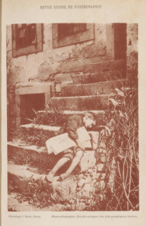 Noite de Natal, Unknown boy lying on a staircase without shoes, page, photomechanical print, maker: