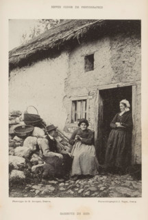 Two unknown women and an unknown man in front of a building, Causette du soir, page,