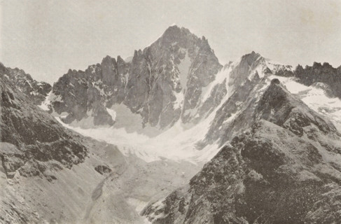 View of the snowy peaks of mountains in Ecrins, Col et dome de neiges des Ecrins, page,