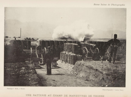Une Batterie au Champ de Maneuvers de Thonne, Two gunners at Thonne, France, page, photomechanical