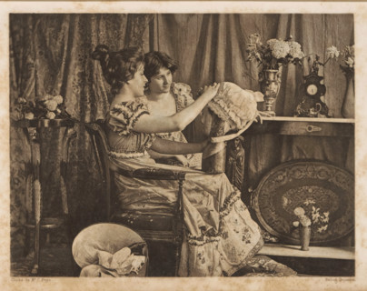 Two women examining a hat, page, photomechanical print, cliché maker: Constant Puyo, printer