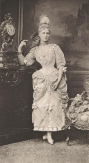 Portrait of an unknown woman, page, photomechanical print, photographer: Fritz Luckhardt, Vienna