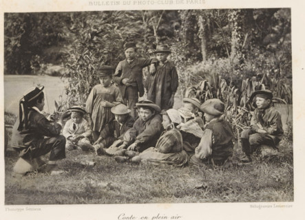 Conte en plein air, Boy telling a story to a group of children on a field, page, photomechanical