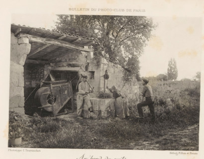 At the well, Two men and a woman around a well, page, photomechanical print, inscription: 'Bulletin