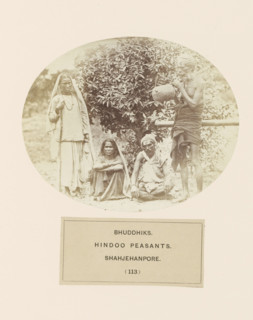 Four unknown Bhuddhiks from Shahjahanpur in front of a bush, Bhuddhiks. Hindu peasants.