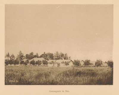 Prison at Sisi, View of a prison at Sisi, page, photomechanical print, maker: Christiaan Johan