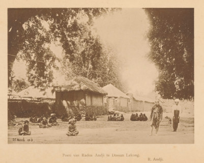 Poeri van Raden Andji te Dassan Lekong, Unknown persons, sitting and standing, at various houses,