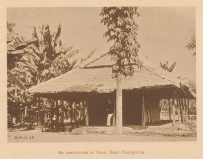 Ex inspector in Teros, now Pasangrahan, View of four unknown persons sitting in front of a house,